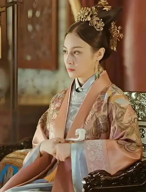  狂飙高启兰大秀身材,事业线让全网沸腾,错过等哭