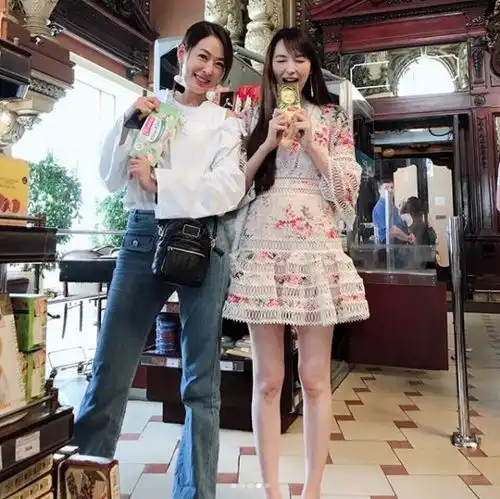 吴佩慈穿碎花裙久违晒照白皙大长腿抢镜
