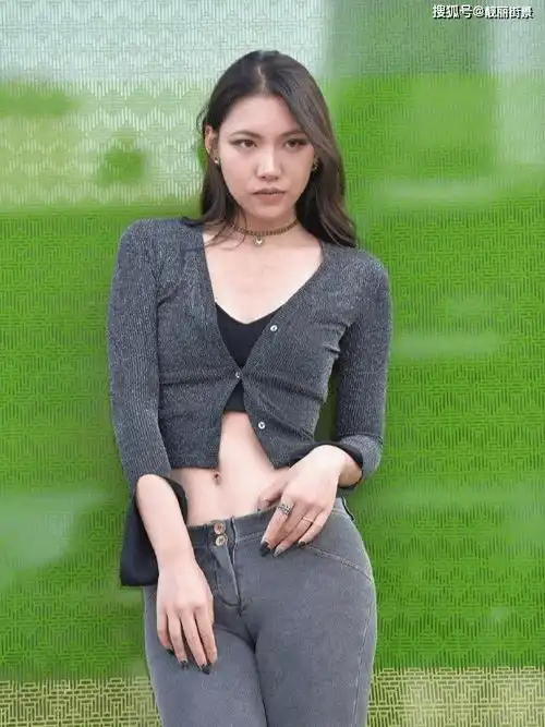  同样都是紧身裤,总感觉第二个美女太刻意