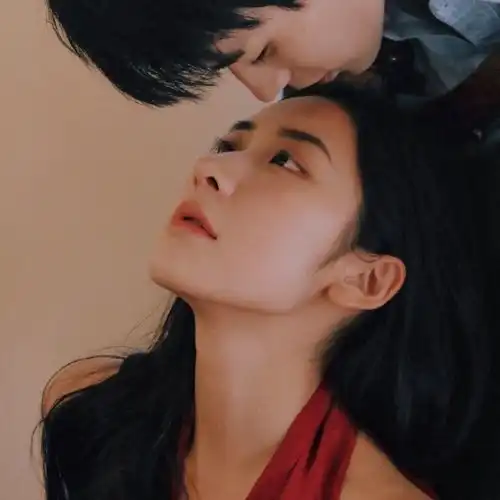  男生拥抱女生,不经意间的小动作,暴露了男生的私心