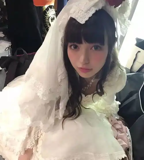  日本爆红的洛丽塔美少女,真人版混血芭比,靠漫画眼成新晋宅男女神