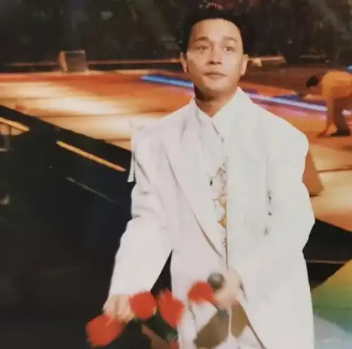  张国荣当年有多潮港风西装穿成经典,复古绅士哥哥太厉害