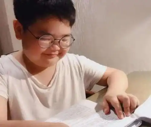  有种逆袭叫表情包长大了,谢飞机宋民国不算啥,看到权律二没白等