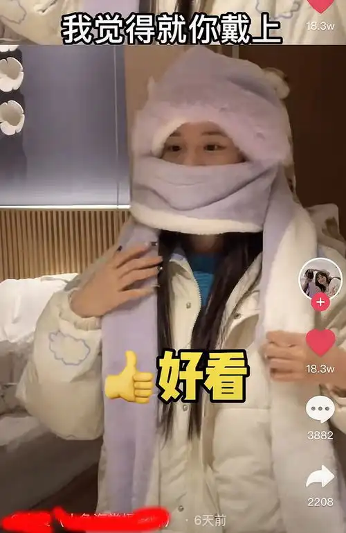  女网红混入高校冒充校园女神,染蓝发哗众取宠,与摄影师疑似情侣