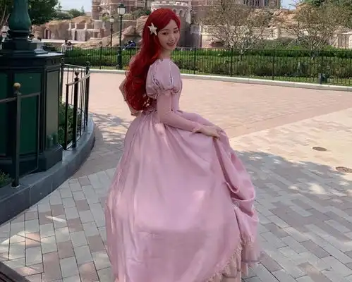  毛晓彤在迪士尼cos公主,被路人用原相机抓拍,这颜值认真的