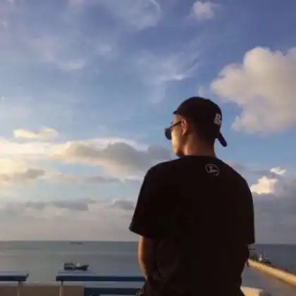  2019新版微信头像情侣一男一女,回眸相视心中只有你