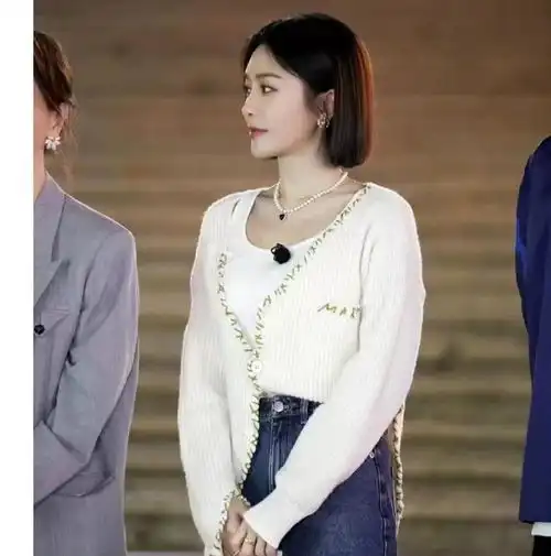  赵丽颖戴双珍珠项链参加访谈,配黑色礼服优雅大方,自信从容