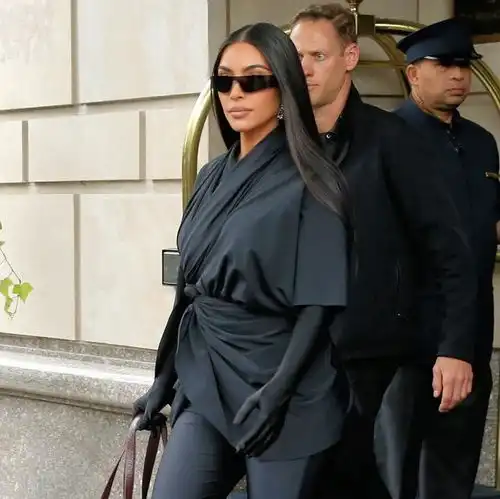  金卡戴珊着黑色衬衫和紧身裤,笔直的大长腿走路带风,酷飒性感