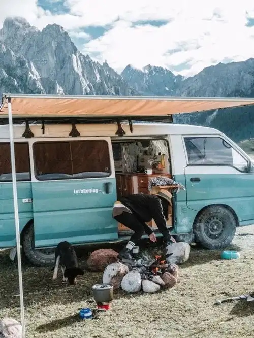  红人这对小情侣爆改房车,7个月环游大半个中国