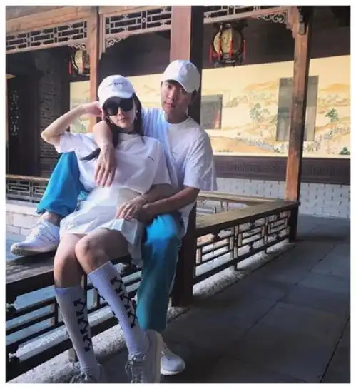  删除情侣款视频后,贾乃亮李小璐再拍同款视频,热评喊话复合