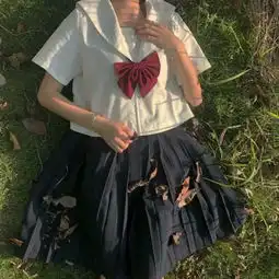 三人青春闺蜜头像三个人的友情,总会有些拥挤