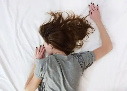  女子因失恋当街脱衣,淡定任来往群众参观,女子为让男友难堪