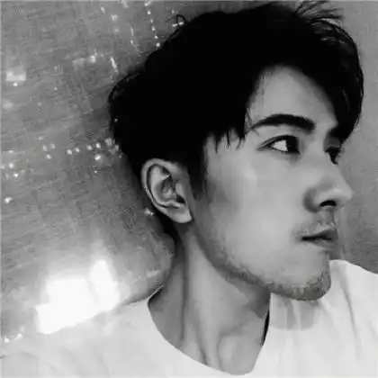  伤感孤独的男生头像,浮夸了太多的年华