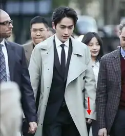  朱一龙巴塞尔路透,造型很飒露出成熟的额头,女士优先太绅士