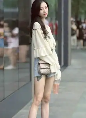  路人街拍,小姐姐穿搭清纯可人,微微侧身的摆拍俏丽多姿