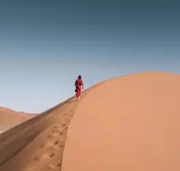  90后情侣环球旅行616天,走遍27个国家还赚了21万,一个人不敢做的事,两个人就变得勇敢了