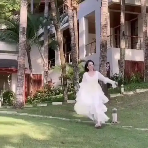  陈乔恩一袭白裙美得像仙女,男友艾伦镜头下陈乔恩开心像个傻孩子