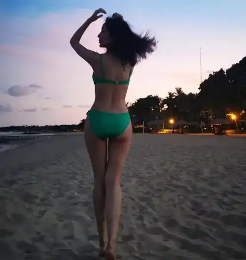  娄艺潇亮绿泳装写真套图,脸崩了身材还是顶,跟她旅游一次无憾