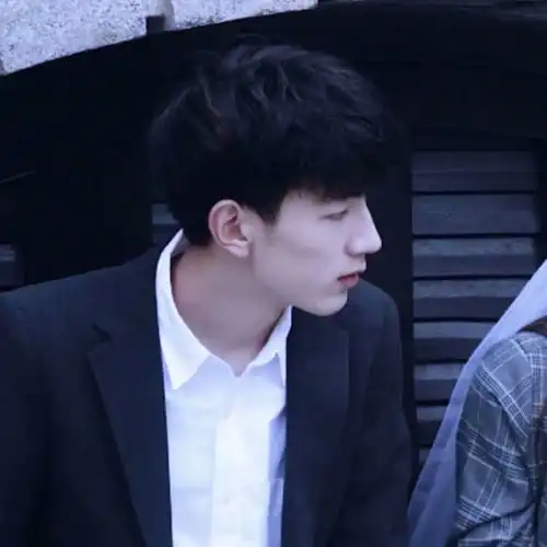  原来他用的是情侣头像呀