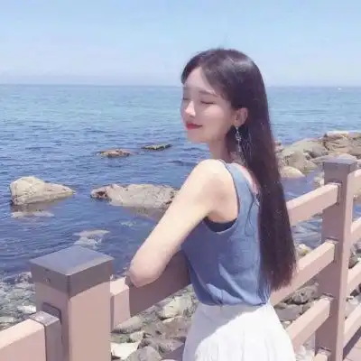  海边女生独自背影头像