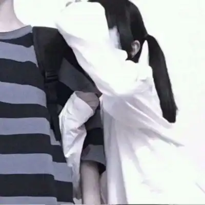  衬衫情侣头像一男一女不露头我是美丽的珍妮