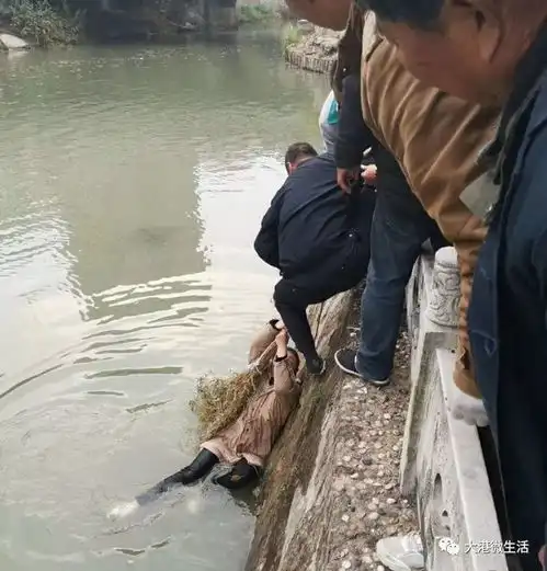  镇江某地一女子落水岸上一群老人手足无措,小伙子看见之后竟然