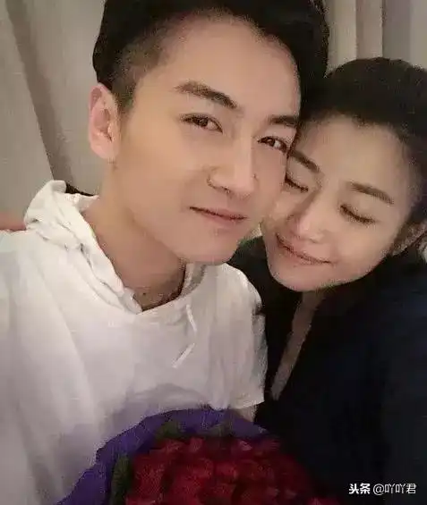  陈妍希晒一家三口旅行照,小星星背影出镜,全脚福引人注目