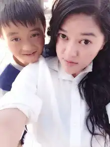  怎样用手机把这两张照片合成一张全家福我下载了美图秀秀不可以ps和图片合成器也不行电脑我会弄,