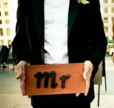  求情侣头像女的穿着婚纱举着mrs字男的举着mr的字,一左一右的高清图片