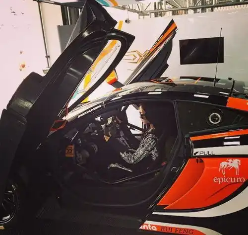  你以为赛车的激情只是无聊的套圈吗