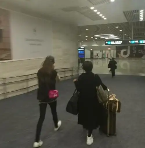  地铁站唐嫣罗晋情侣装情侣鞋牵手逛街,网友晋哥的金表太亮了