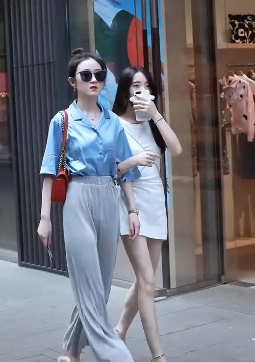 她比姐妹矮4cm,但靠水滴裙热裤逆袭,两人腿一样长