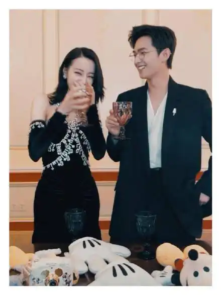  迪士尼在逃公主回家了迪丽热巴今日现身迪士尼出席剧宣活动