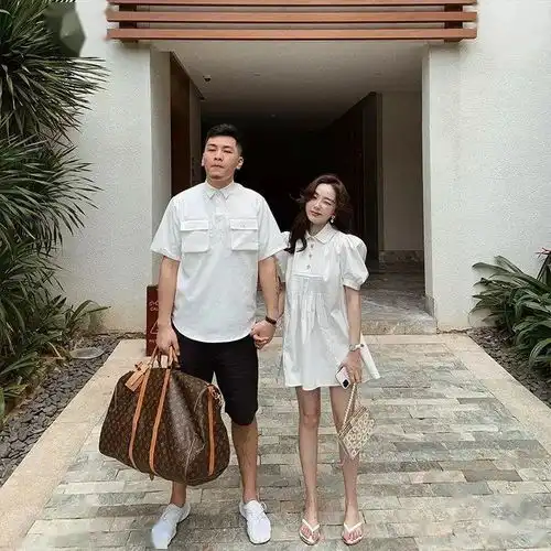  男孩女孩,还在穿一模一样的情侣装
