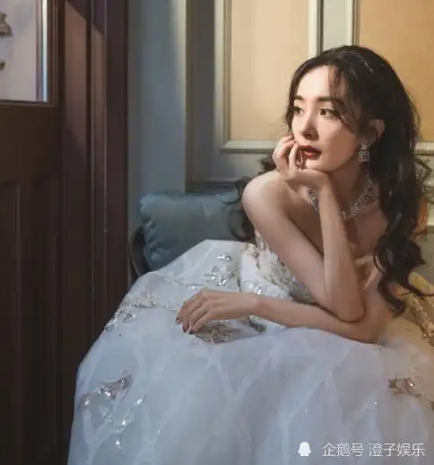  杨幂恋情瞒不住,穿同款情侣装准点秀恩爱,对象原来是他