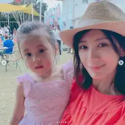 贾静雯与闺蜜聚餐,一人带两娃妈妈力十足,咘咘紧牵妹妹波妞小手