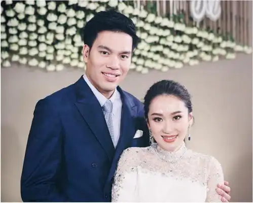  泰国美女总理情人节捧花,萌娃兴奋跳舞,佩通坦满身贴纸哭笑不得