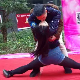  武汉圣诞举办情侣接吻大赛选手劈叉下腰