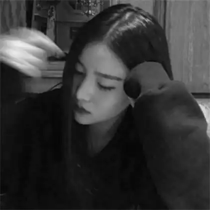  伤感头像女生冷淡黑白,颓废犹豫的伤心女生