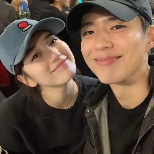  秀智朴宝剑亲密合照,卫衣情侣装,俏皮又可爱