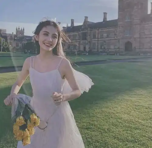 手拿捧花的头像女
