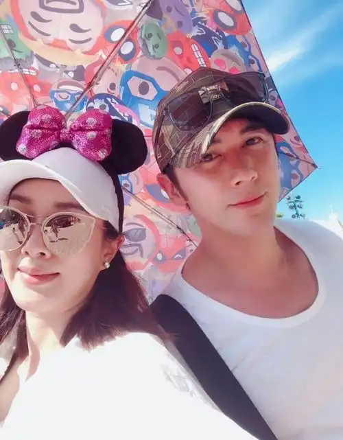  性感女神钟丽缇携全家玩迪士尼,衣着大胆亮相,网友不愧是女神