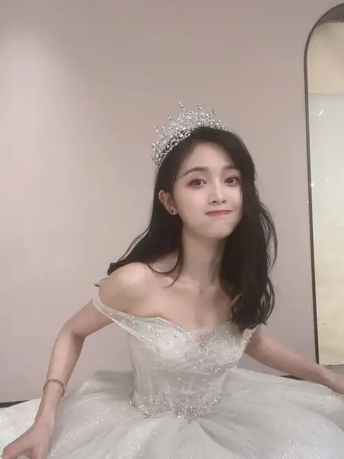 吴宣仪晒与杨超越的闺蜜婚纱照,两人华丽典雅似仙女下凡美到爆