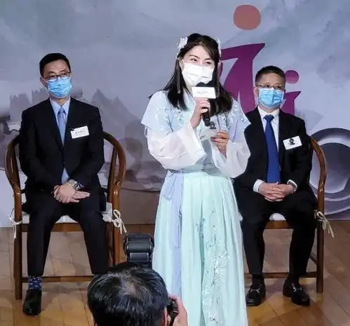 郭晶晶和贵妇闺蜜私下聚会,皮肤白嫩打扮知性,桌上菜肴接地气