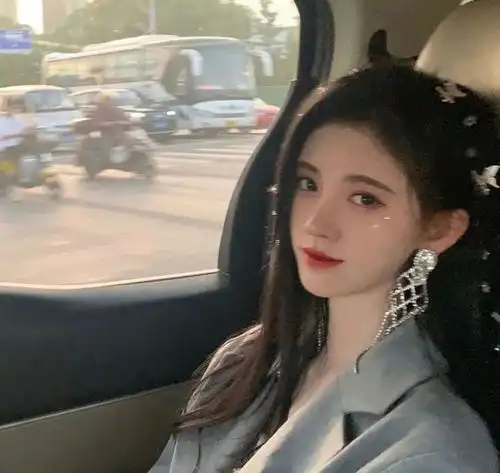  离开滤镜的鞠婧祎眼袋明显头很大,五五分身材还不如路人