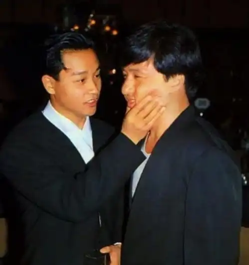  他敢摸张学友头捏成龙脸搭黎明肩,抽烟录节目迷倒主持人