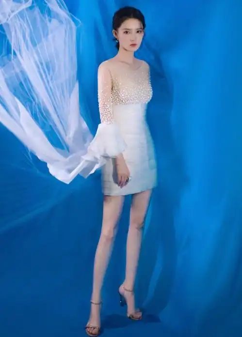  李沁的直线腿太绝,去掉十级美颜和滤镜后,这腿型确定真实存在