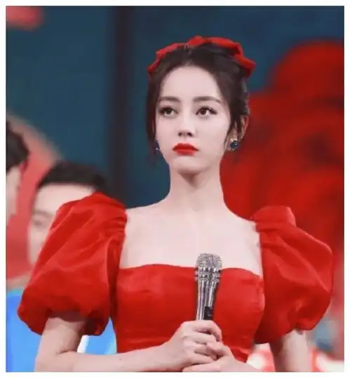  迪丽热巴红色泡泡裙太惊艳网友在逃迪士尼公主