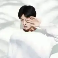  白色qq头像男生