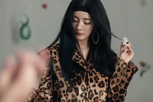 杨幂工作花絮照曝光穿豹纹西装造型惹眼
